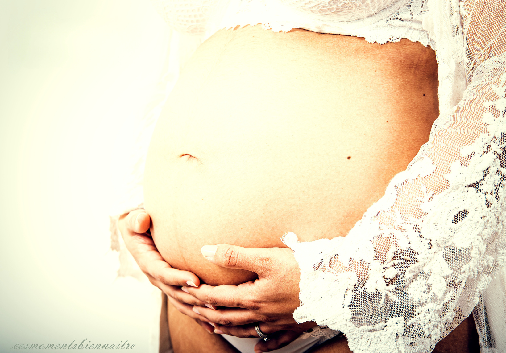 femme enceinte, ventre arrondi, grossesse, 9 mois, ventre de la femme enceinte, maternité