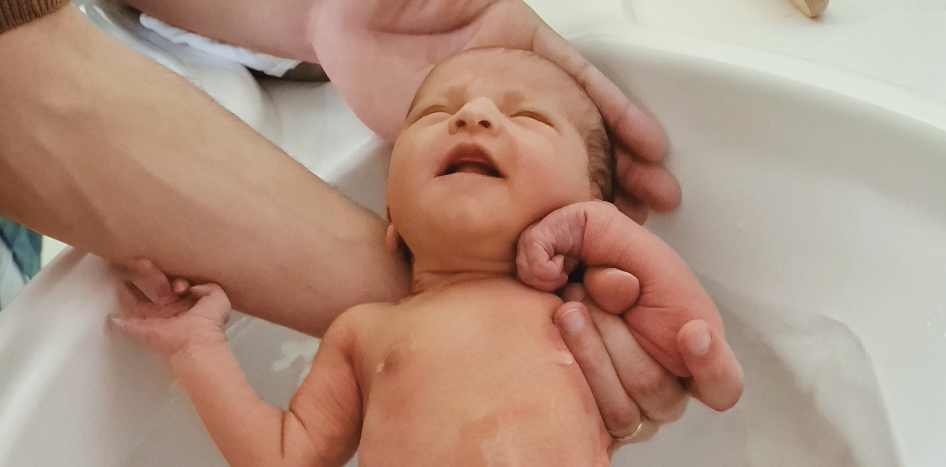 Bébé 1er bain maternité, nouveau né petit poids, fille, bain à la maternité J3, Céline Caillau, photo du bain de bébé